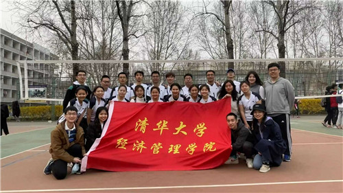 陈安琪（前排左三）与经管学院女子排球队合影.jpg